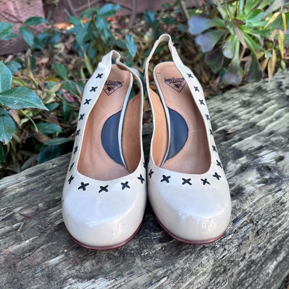 John Fluevog 8.5 M Prodigy Taupe Patent Leather Slingback Pumps Shoes Peru - Picture 2 of 14